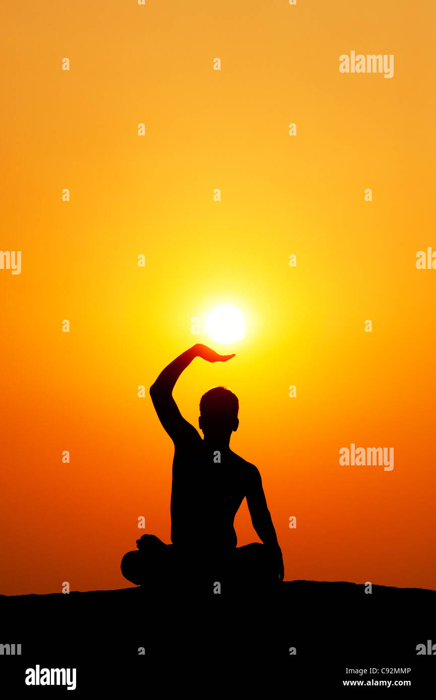 Indischen Mann, der die Sonne hält. Silhouette. Indien Stockfoto