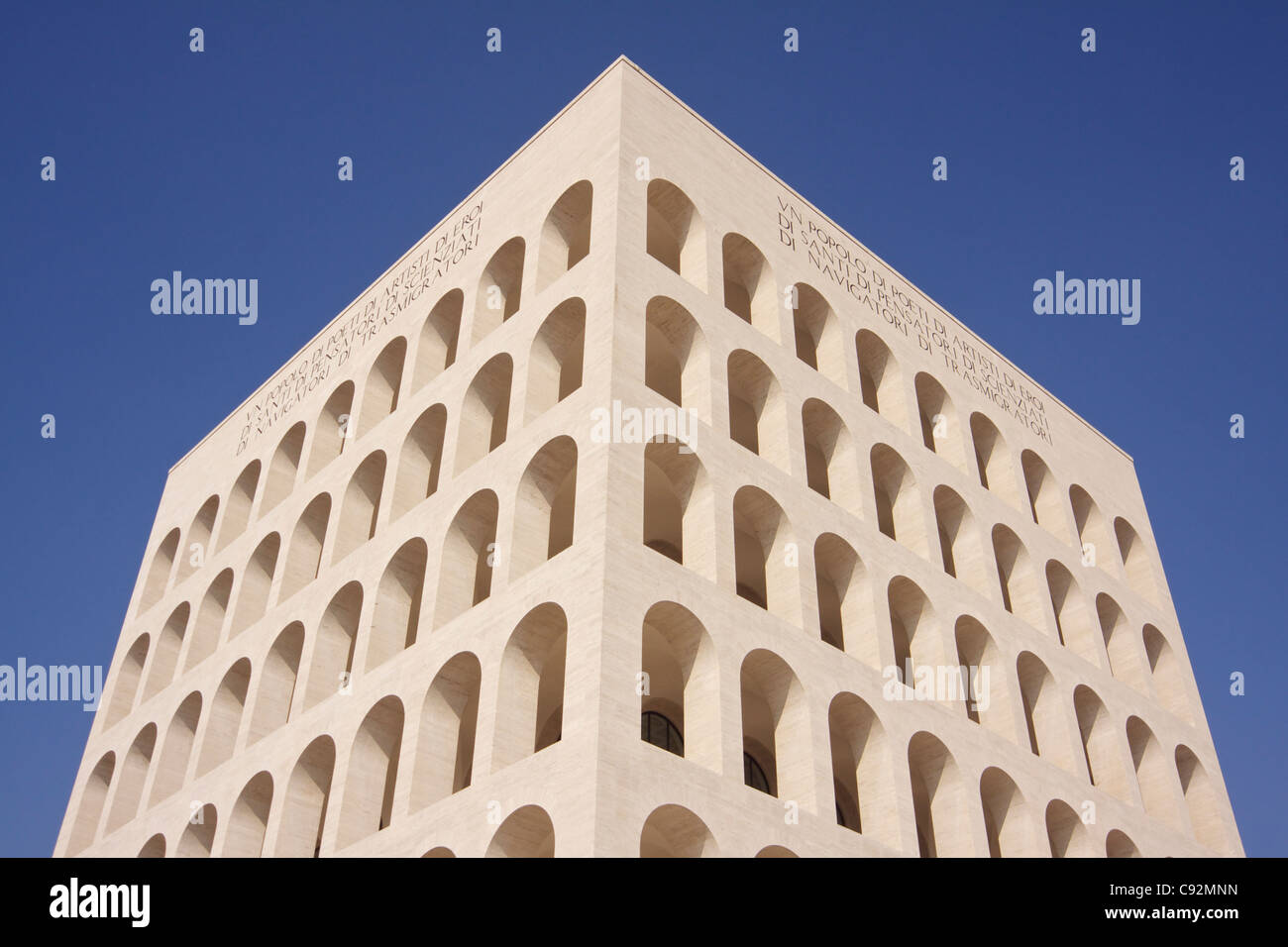 Palazzo della Civilta Italiana oder Colosseo Quadrato Quadrat Colosseum im Stadtteil EUR (Esposizione Universale Roma oder Stockfoto