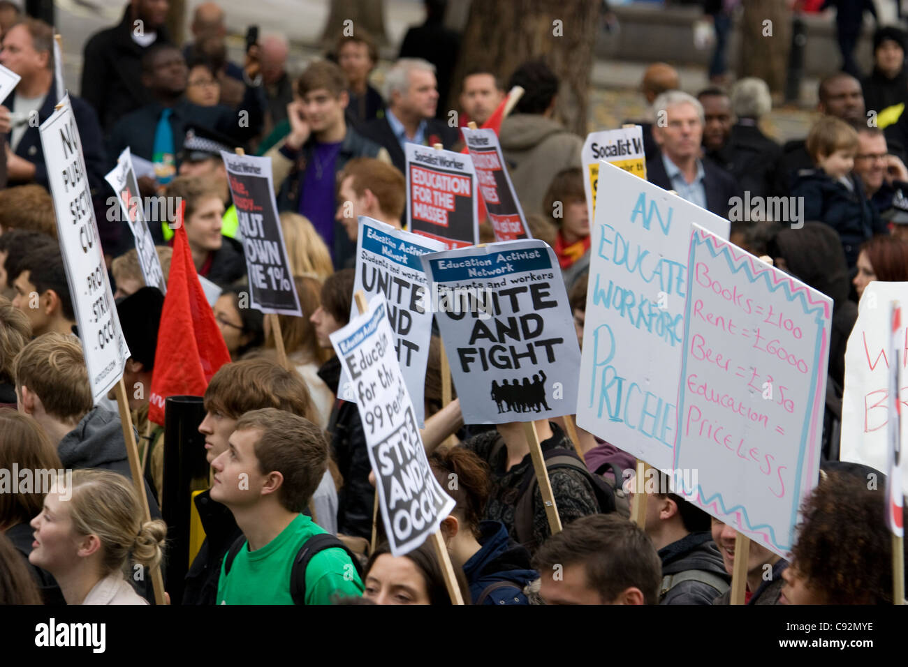 Studenten und Demonstranten kommen im Zentrum von London zusammen, um gegen staatliche Sparmaßnahmen und steigende Studiengebühren zu protestieren. Die von Gesängen und Plakaten geprägte Demonstration spiegelt die wachsende Frustration über Kürzungen der öffentlichen Ausgaben und die zunehmende finanzielle Belastung der Hochschulbildung wider. Der von Studentengewerkschaften und Aktivistengruppen organisierte Protest zielt darauf ab, politische Entscheidungsträger zu drängen, Budgetkürzungen zu überdenken, die sich auf Bildung und grundlegende Dienstleistungen auswirken. Die Teilnehmer fordern eine erschwingliche Bildung und eine stärkere Unterstützung junger Menschen Stockfoto