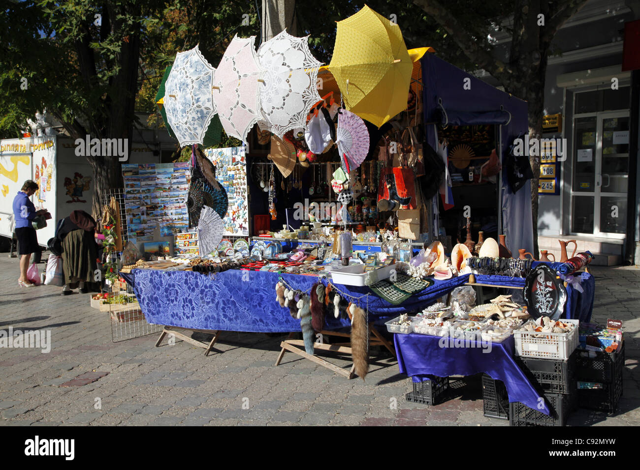 Sonnenschirm-FAN & SHELL Marktstand SEWASTOPOL Krim UKRAINE 28. September 2011 Stockfoto