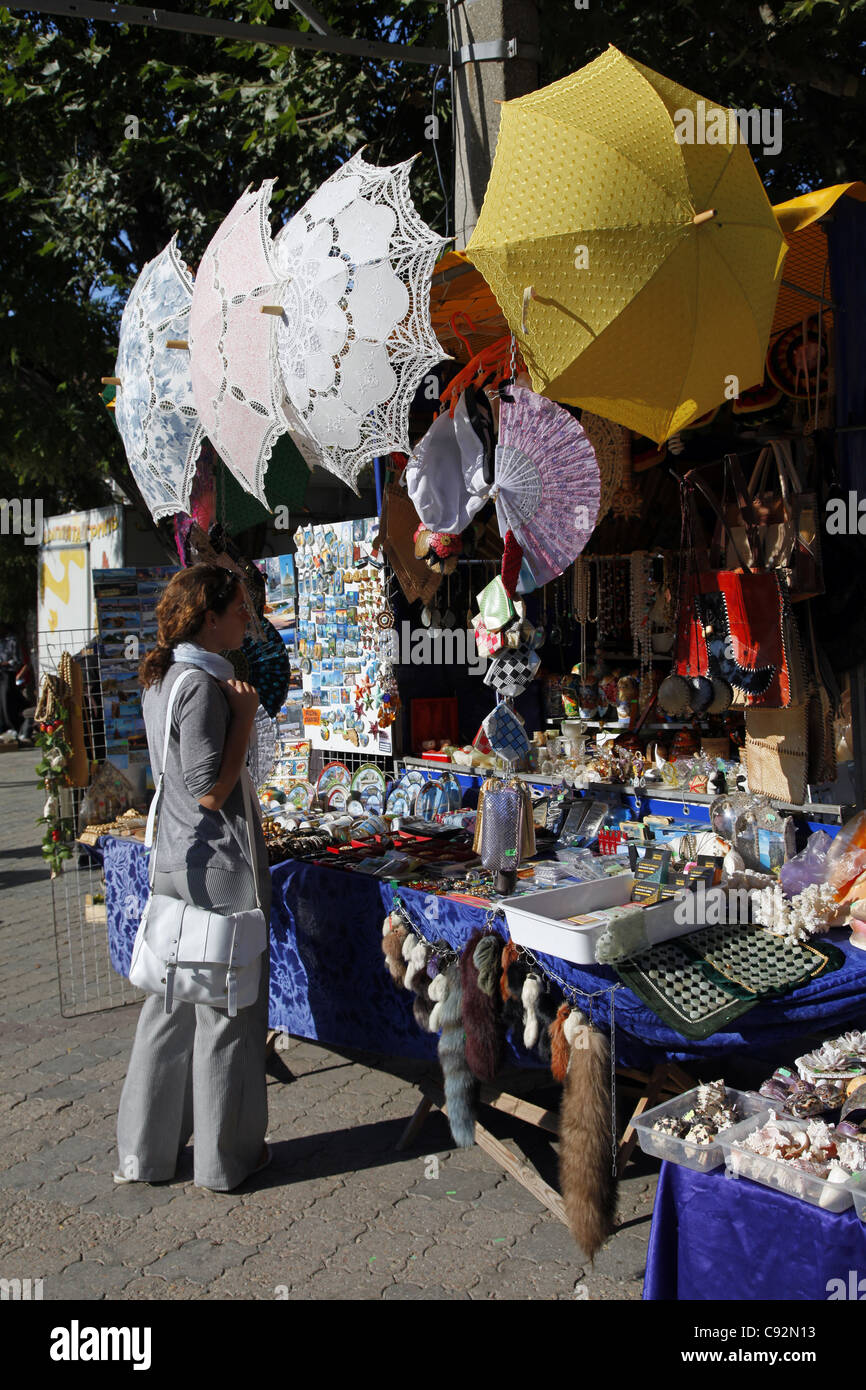 Sonnenschirm-FAN & SHELL Marktstand SEWASTOPOL Krim UKRAINE 28. September 2011 Stockfoto