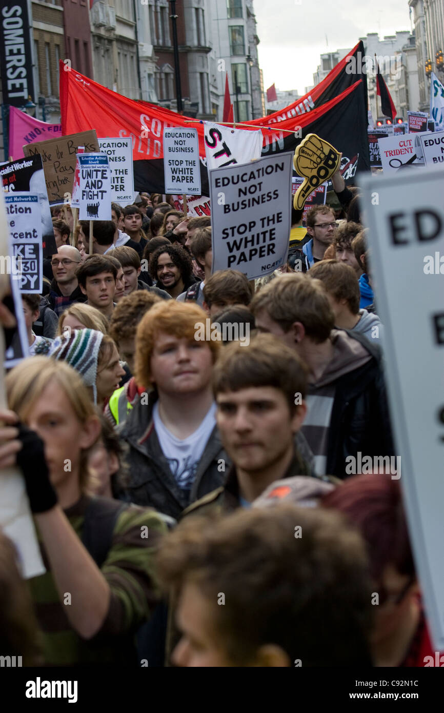 Studenten und Demonstranten kommen im Zentrum von London zusammen, um gegen staatliche Sparmaßnahmen und steigende Studiengebühren zu protestieren. Die von Gesängen und Plakaten geprägte Demonstration spiegelt die wachsende Frustration über Kürzungen der öffentlichen Ausgaben und die zunehmende finanzielle Belastung der Hochschulbildung wider. Der von Studentengewerkschaften und Aktivistengruppen organisierte Protest zielt darauf ab, politische Entscheidungsträger zu drängen, Budgetkürzungen zu überdenken, die sich auf Bildung und grundlegende Dienstleistungen auswirken. Die Teilnehmer fordern eine erschwingliche Bildung und eine stärkere Unterstützung junger Menschen Stockfoto