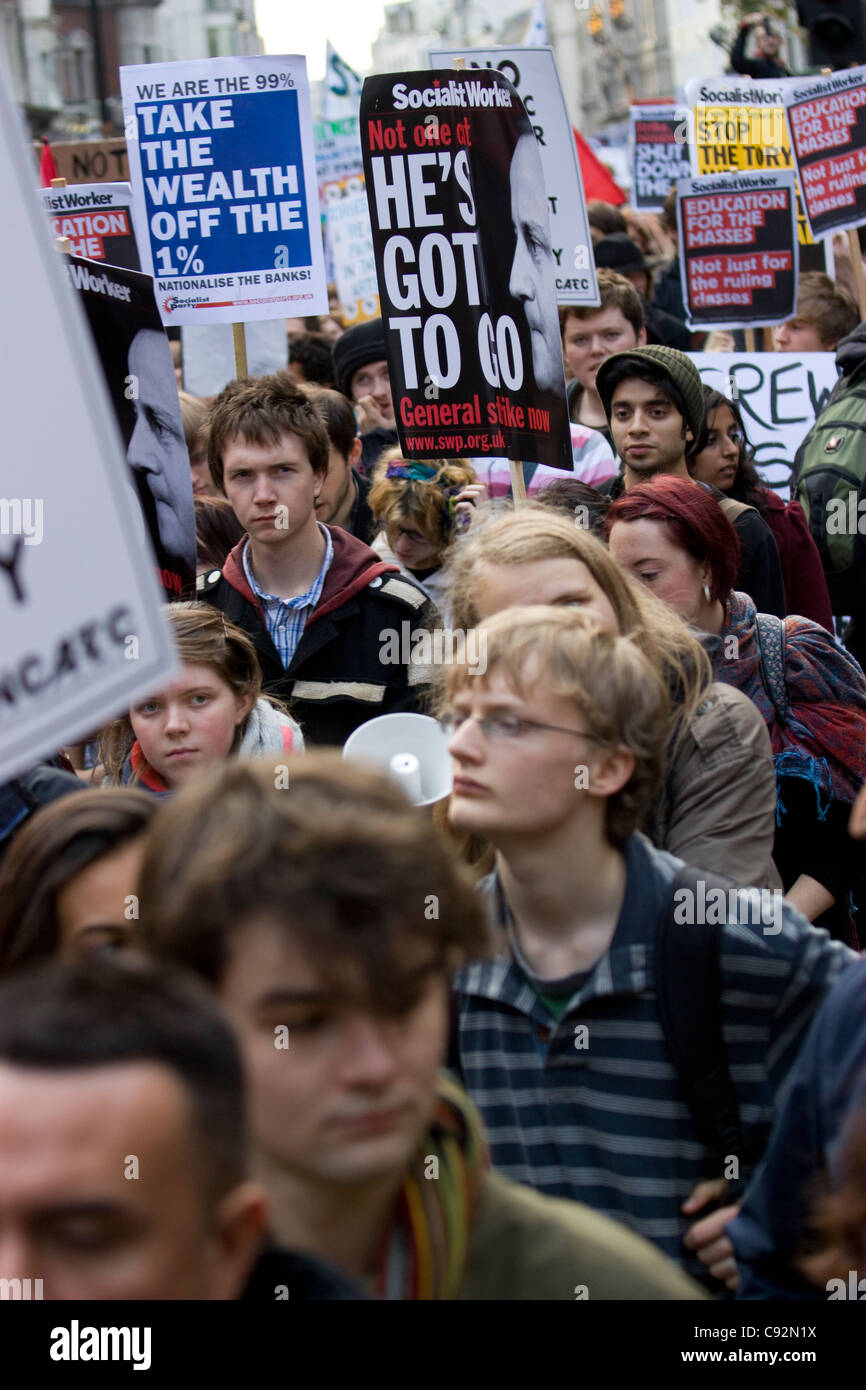 Studenten und Demonstranten kommen im Zentrum von London zusammen, um gegen staatliche Sparmaßnahmen und steigende Studiengebühren zu protestieren. Die von Gesängen und Plakaten geprägte Demonstration spiegelt die wachsende Frustration über Kürzungen der öffentlichen Ausgaben und die zunehmende finanzielle Belastung der Hochschulbildung wider. Der von Studentengewerkschaften und Aktivistengruppen organisierte Protest zielt darauf ab, politische Entscheidungsträger zu drängen, Budgetkürzungen zu überdenken, die sich auf Bildung und grundlegende Dienstleistungen auswirken. Die Teilnehmer fordern eine erschwingliche Bildung und eine stärkere Unterstützung junger Menschen Stockfoto
