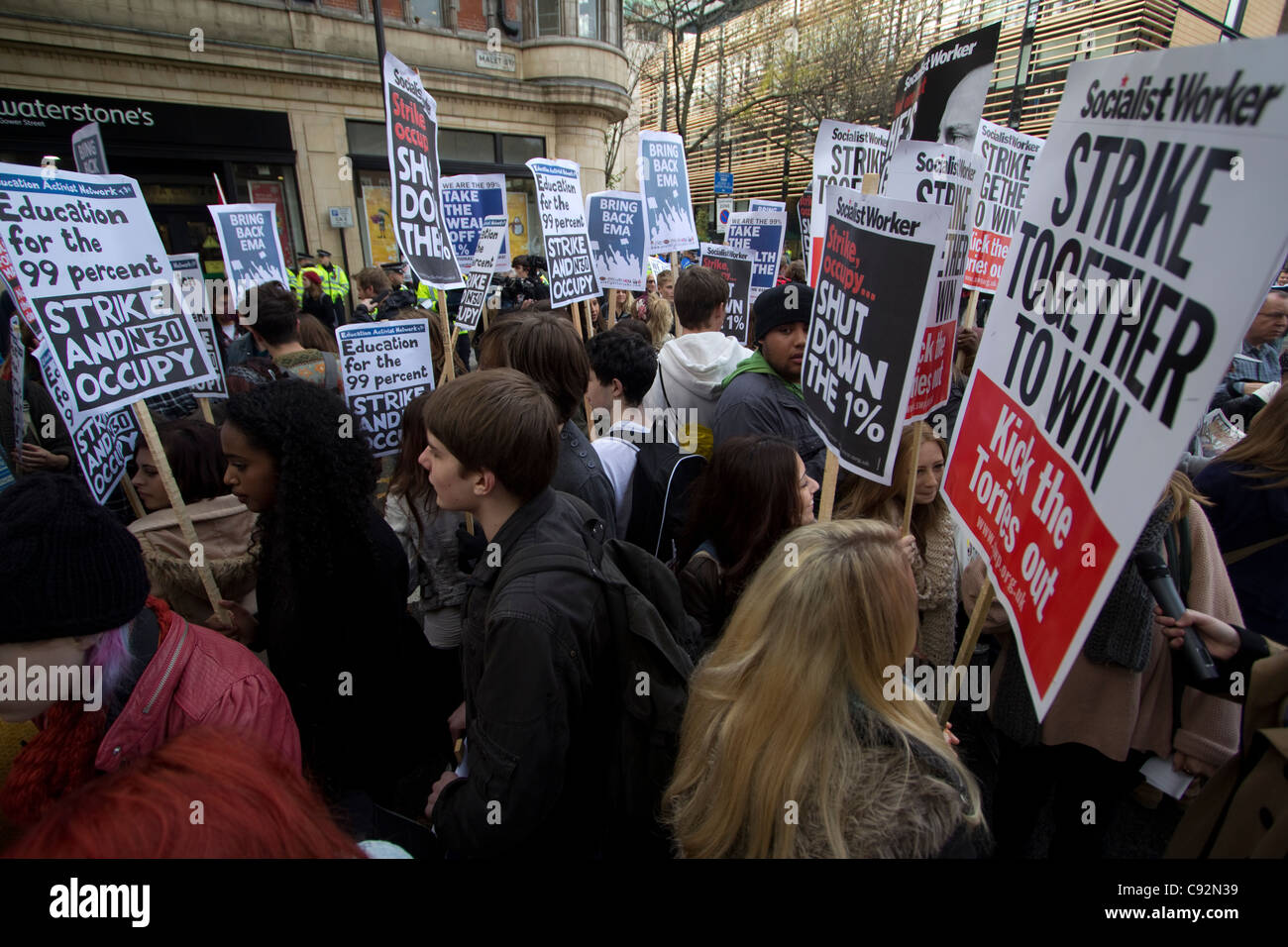 Studenten und Demonstranten kommen im Zentrum von London zusammen, um gegen staatliche Sparmaßnahmen und steigende Studiengebühren zu protestieren. Die von Gesängen und Plakaten geprägte Demonstration spiegelt die wachsende Frustration über Kürzungen der öffentlichen Ausgaben und die zunehmende finanzielle Belastung der Hochschulbildung wider. Der von Studentengewerkschaften und Aktivistengruppen organisierte Protest zielt darauf ab, politische Entscheidungsträger zu drängen, Budgetkürzungen zu überdenken, die sich auf Bildung und grundlegende Dienstleistungen auswirken. Die Teilnehmer fordern eine erschwingliche Bildung und eine stärkere Unterstützung junger Menschen Stockfoto
