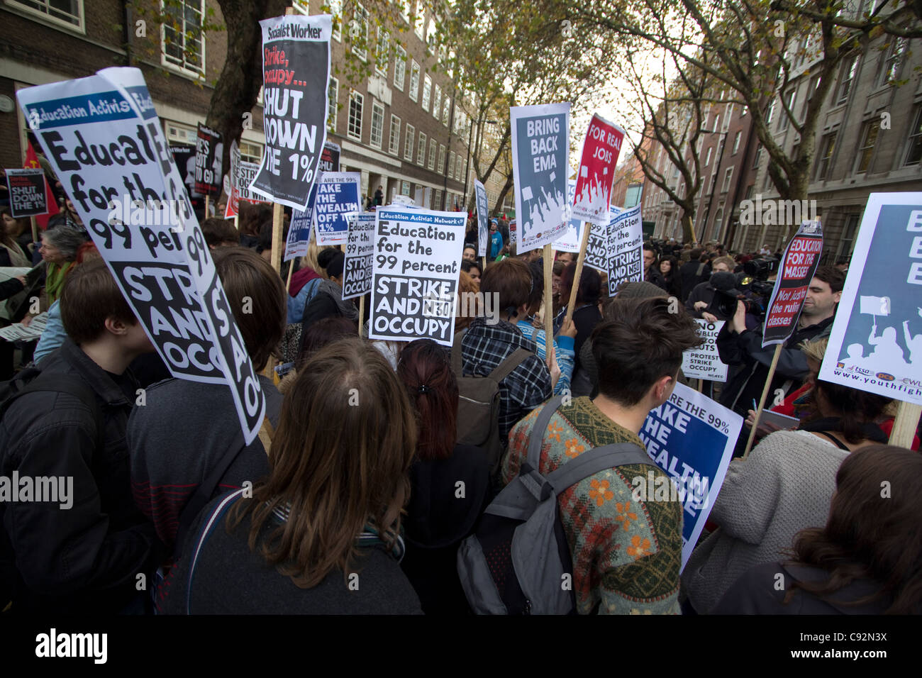 Studenten und Demonstranten kommen im Zentrum von London zusammen, um gegen staatliche Sparmaßnahmen und steigende Studiengebühren zu protestieren. Die von Gesängen und Plakaten geprägte Demonstration spiegelt die wachsende Frustration über Kürzungen der öffentlichen Ausgaben und die zunehmende finanzielle Belastung der Hochschulbildung wider. Der von Studentengewerkschaften und Aktivistengruppen organisierte Protest zielt darauf ab, politische Entscheidungsträger zu drängen, Budgetkürzungen zu überdenken, die sich auf Bildung und grundlegende Dienstleistungen auswirken. Die Teilnehmer fordern eine erschwingliche Bildung und eine stärkere Unterstützung junger Menschen Stockfoto
