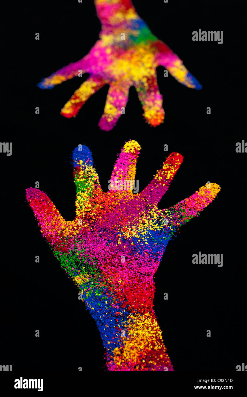 Childs bunten Hand druckt auf schwarzem Hintergrund Stockfoto