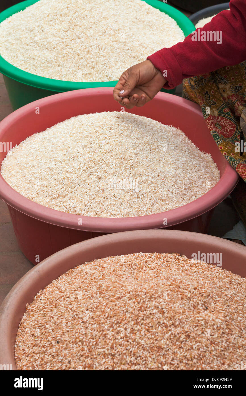 Wannen mit verschiedenen Arten von Reis, Laos Stockfoto