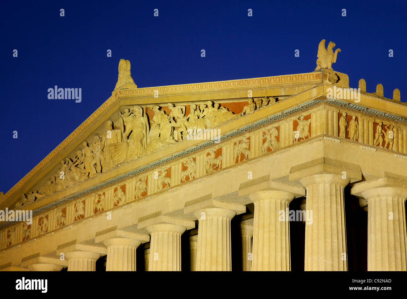 Detail auf dem Parthenon-Replikat in der Dämmerung, Nashville Tennessee USA Stockfoto