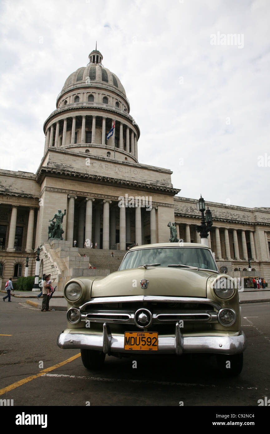 Oldtimer 1952 Ford Mainline parkte neben der nationalen Capitol am Paseo del Prado in Havanna, Kuba. Stockfoto