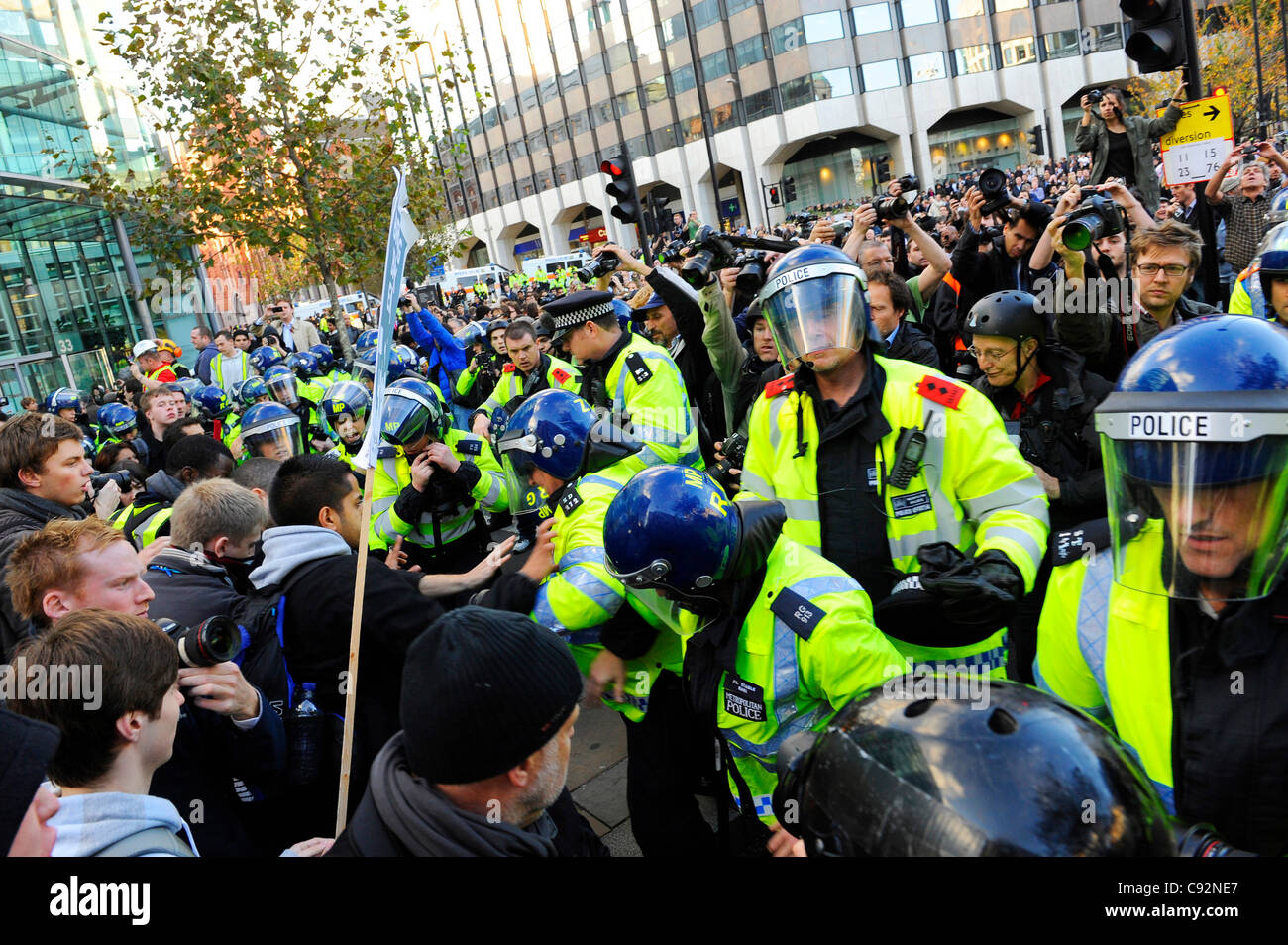 London, UK 9. November 2011. Studenten-Marsch von University College of London nach Moorgate in London Wall in ihren Protest gegen erhebt Studiengebühren fast ein Jahr nach ihrer ersten Protest führte zu gewalttätigen Auseinandersetzungen mit der Polizei und eine Pause in die konservative Partei Building auf Millbank. Stockfoto