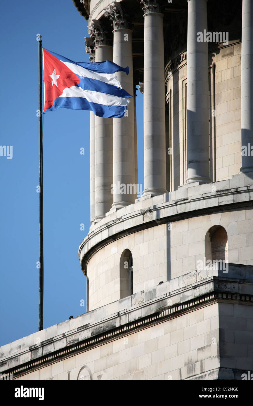 Kubanischen Nationalflagge im nationalen Capitol am Paseo del Prado in Havanna, Kuba. Stockfoto