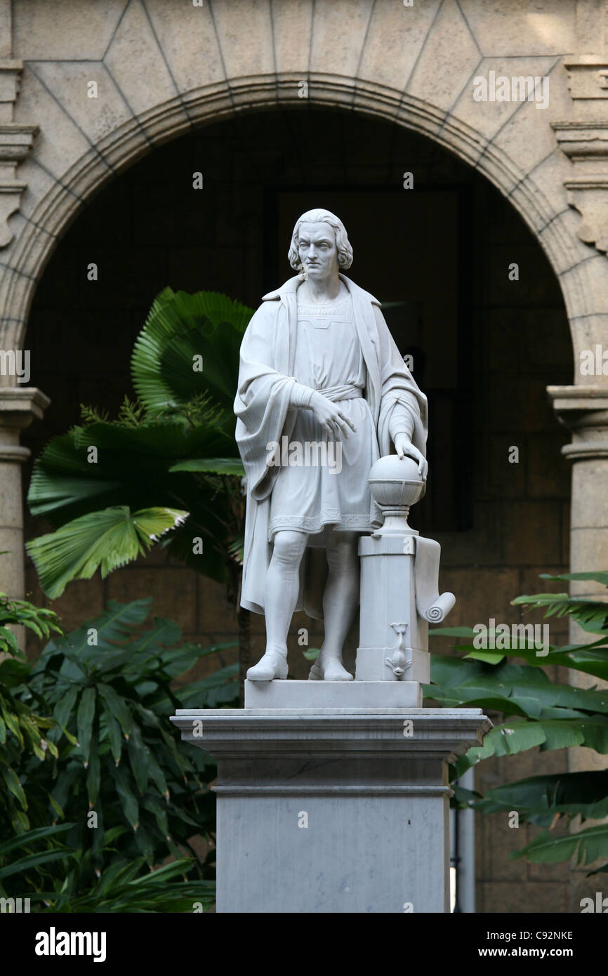 Denkmal für Christopher Columbus im Hof des Museo De La Ciudad am Plaza de Armas in Havanna, Kuba. Stockfoto