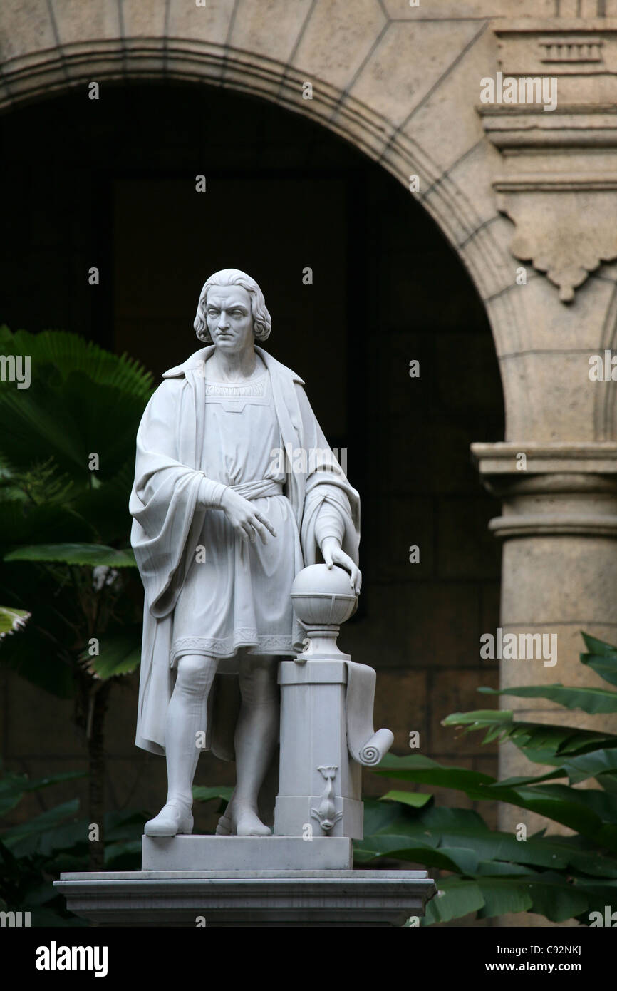 Denkmal für Christopher Columbus im Hof des Museo De La Ciudad am Plaza de Armas in Havanna, Kuba. Stockfoto