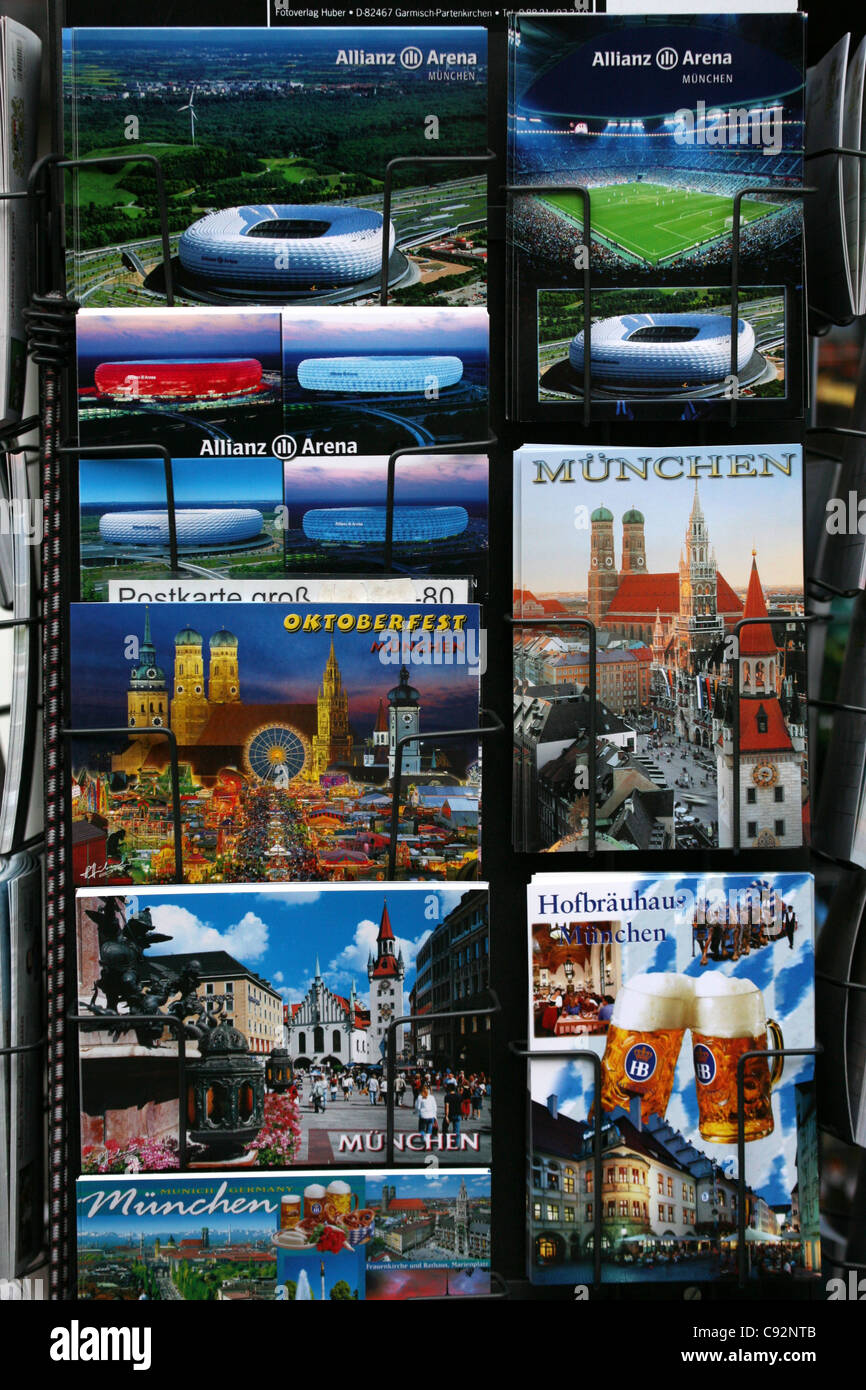 Souvenir-Postkarten in einer Straße Souvenir stall in München. Stockfoto