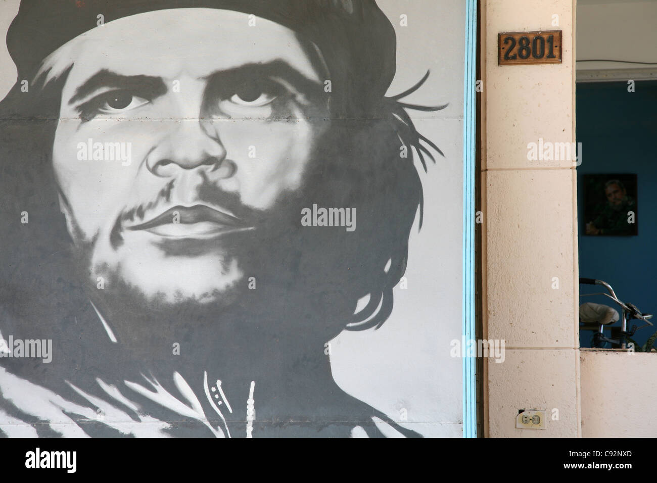 Porträts von Ernesto Che Guevara und Fidel Castro in einem administrativen Gebäude im Ort Varadero, Kuba. Stockfoto