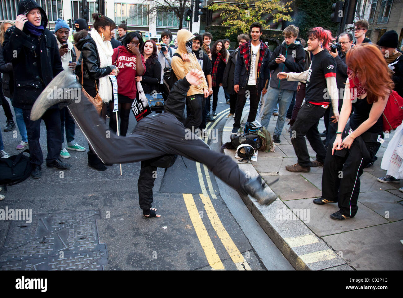 Anarchisten tanzen während Student März durch die Londoner Protest gegen Anstieg der Studiengebühren und Änderungen zu höherer Bildung. Der Polizei wurden heraus durch die Londoner in Kraft, da Tausende von Studenten marschierten. Etwa 4.000 Offiziere waren im Einsatz, als Demonstranten friedlich in einem Pr marschierten Stockfoto