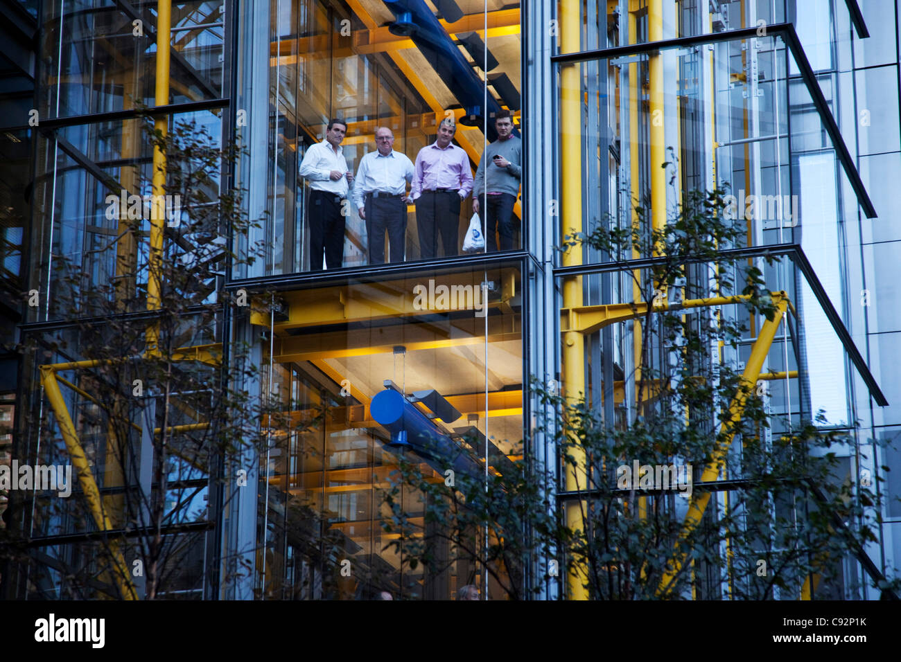 Stadtwache Arbeiter, die Studenten durch die Londoner Protest gegen März steigt in Studiengebühren und wechselt zur Hochschulbildung. Stockfoto
