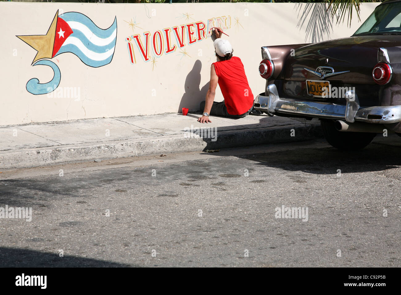 Kubanische Mann erneuert einen Slogan The Cuban Five im Ferienort Varadero, Kuba zu unterstützen. Stockfoto