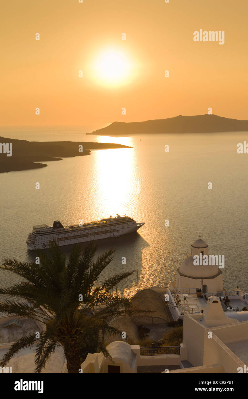 Santorini - Sonnenuntergang von Fira entfernt über die Inseln von den Vulkankrater. Mit Kreuzfahrtschiff MSC Armonia. Stockfoto