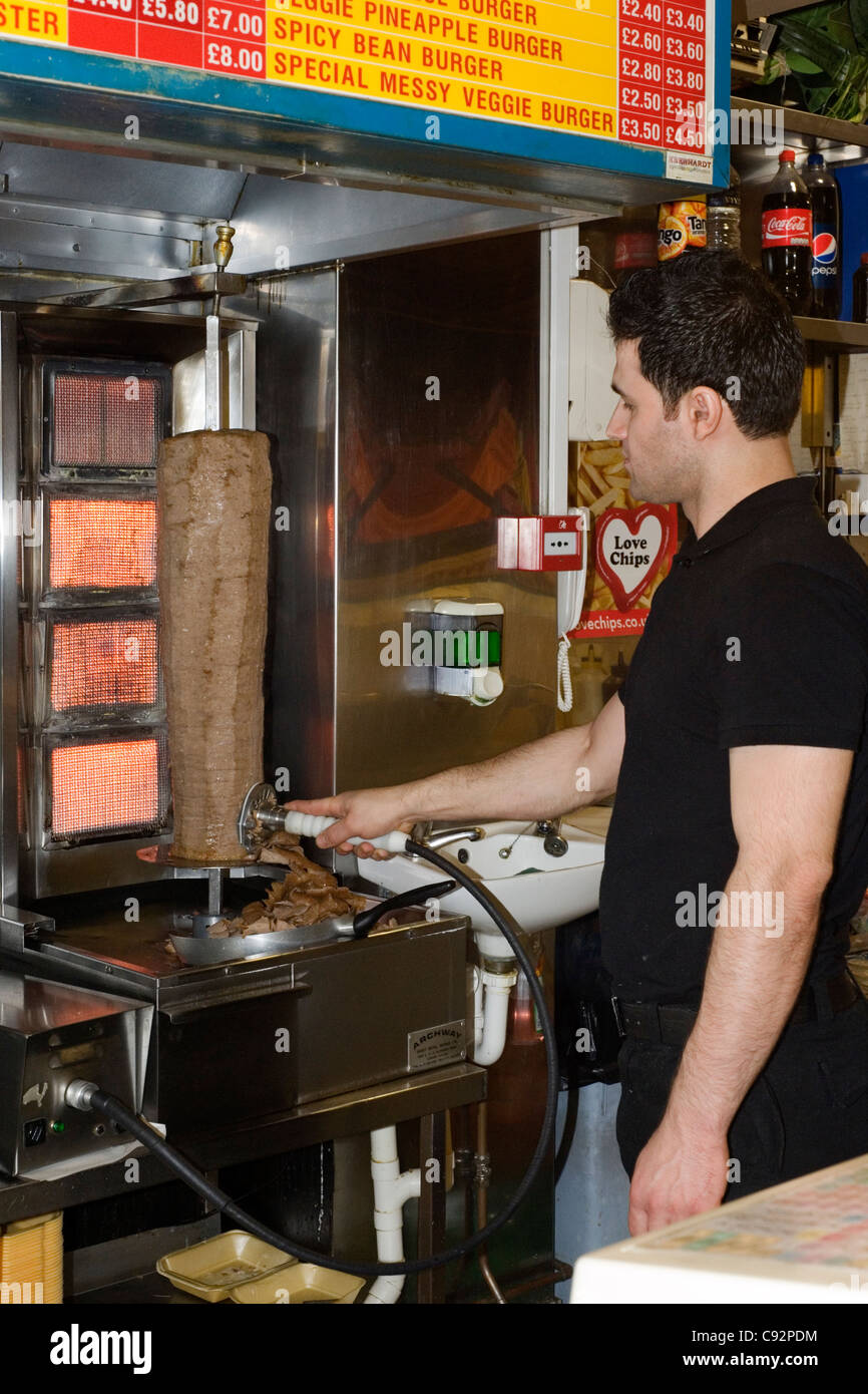 Mann arbeitet in Vorbereitung Döner Kebab-shop Stockfoto