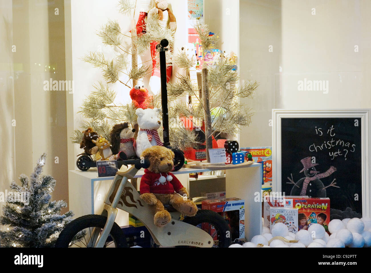 Shop-festliche Schaufenster im Vorfeld bis zu Weihnachten Stockfoto