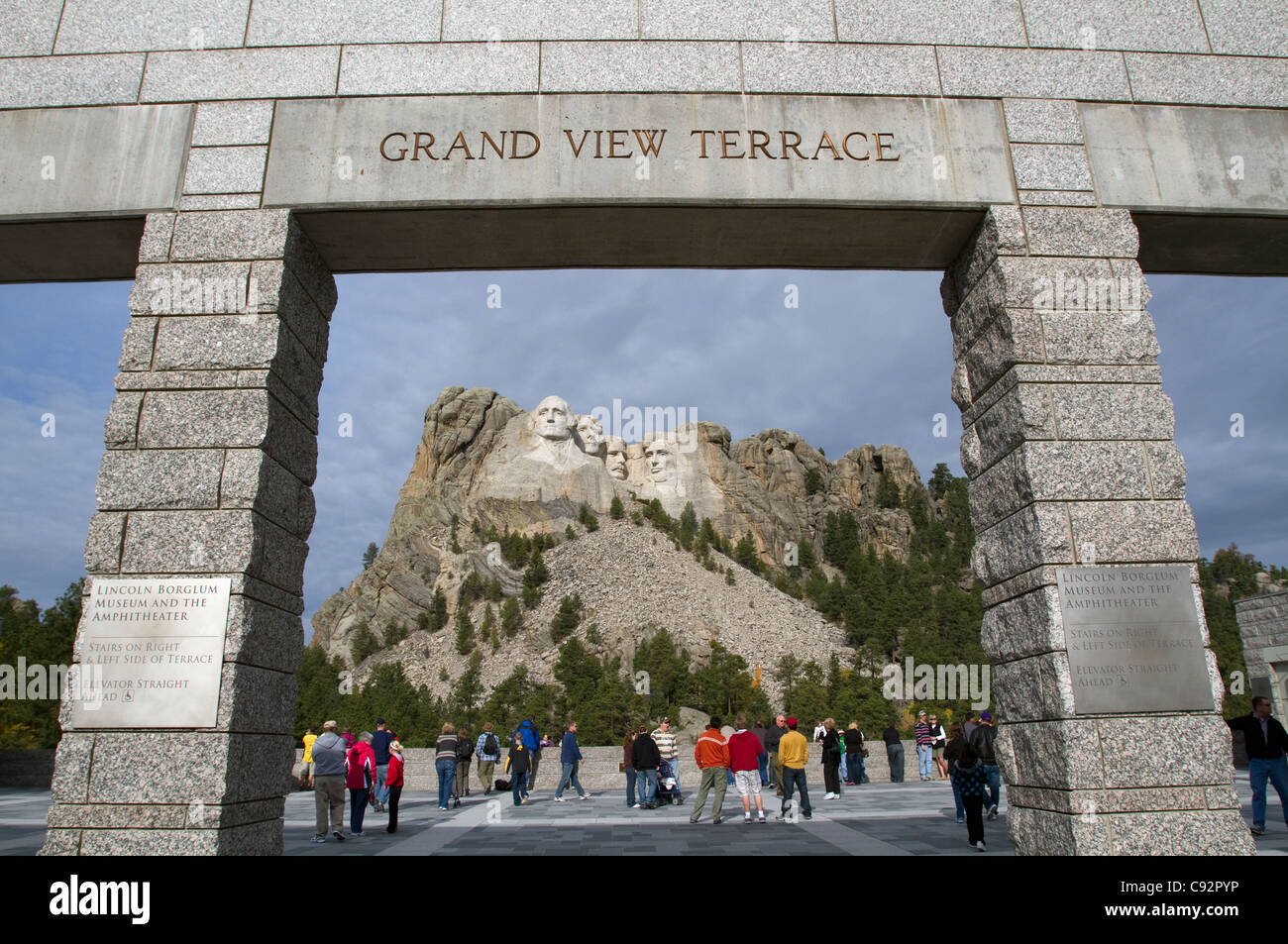 Masse der Touristen am Grand View terrasse Torbogen, Mount Rushmore