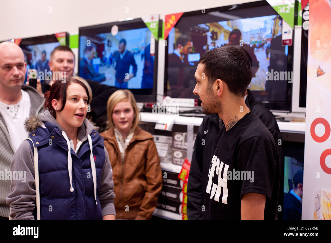 Dynamo trifft wartenden Fans bei Asda, Spondon, UK auf der Veröffentlichung von seiner DVD Magier unmöglich. Fans warteten bis zu 5 Stunden, ihn zu sehen. Stockfoto