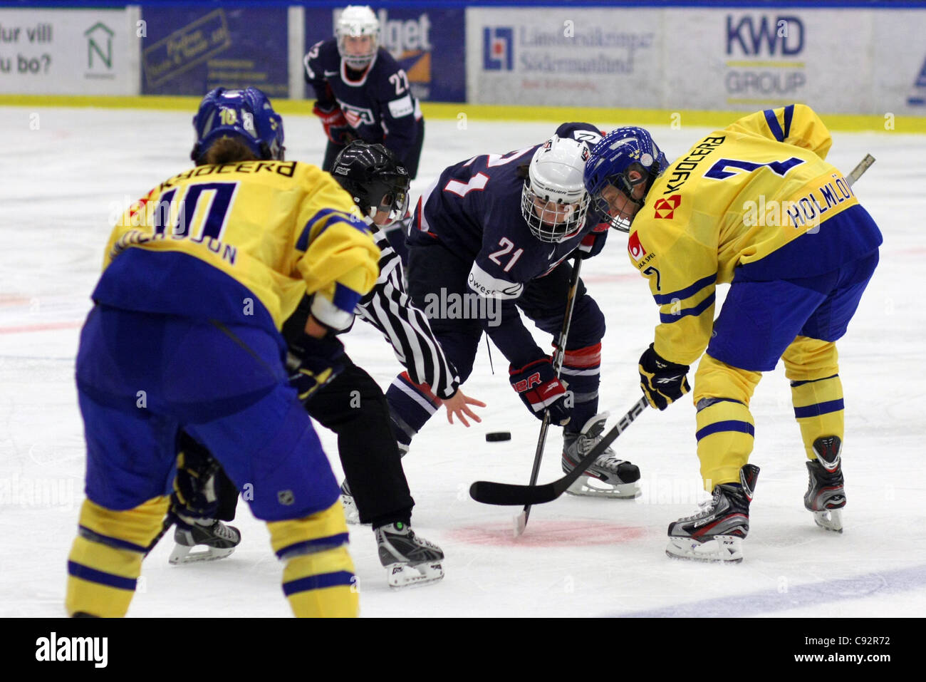 Face-off zwischen Schweden und den USA. Das Spiel zwischen den USA und Schweden endete 0-8 in das Turnier in Nyköping, Schweden Stockfoto