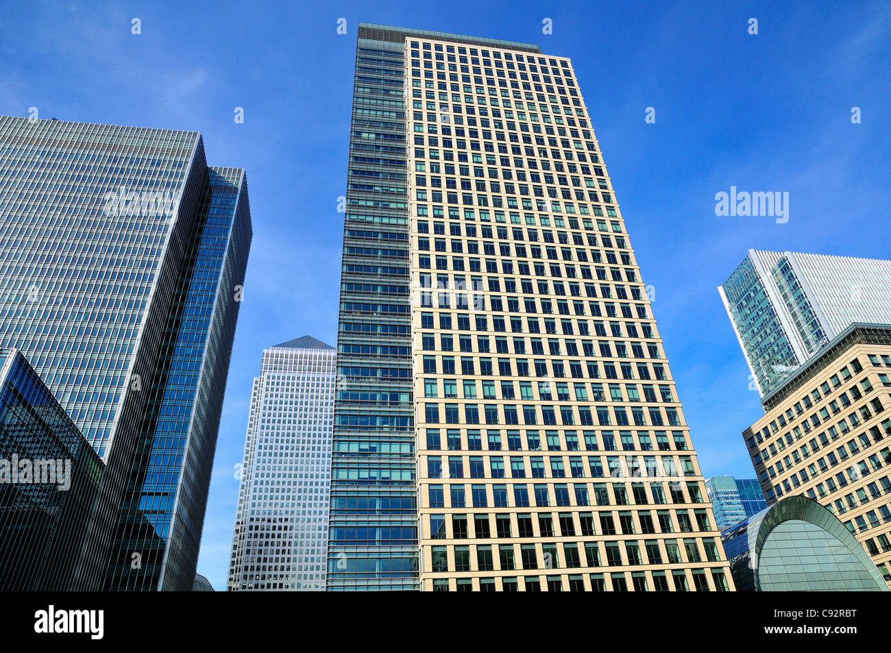 Büroblöcke im Canary Wharf Business District, London Docklands, Großbritannien, mit Blick nach oben Stockfoto