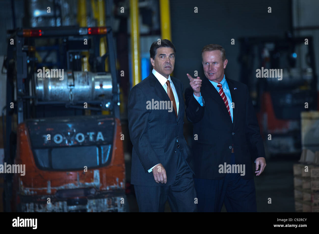 Republikanische Präsidentschaftskandidat Gouverneur Rick Perry geht mit Jon McClure, CEO of ISO Poly Films am 25. Oktober 2011 in Gray Court in South Carolina. Perry tourte die Fabrik und dann eine 20 % flat Tax und ein Defizit Reduzierungsplan hervorgehoben. Stockfoto