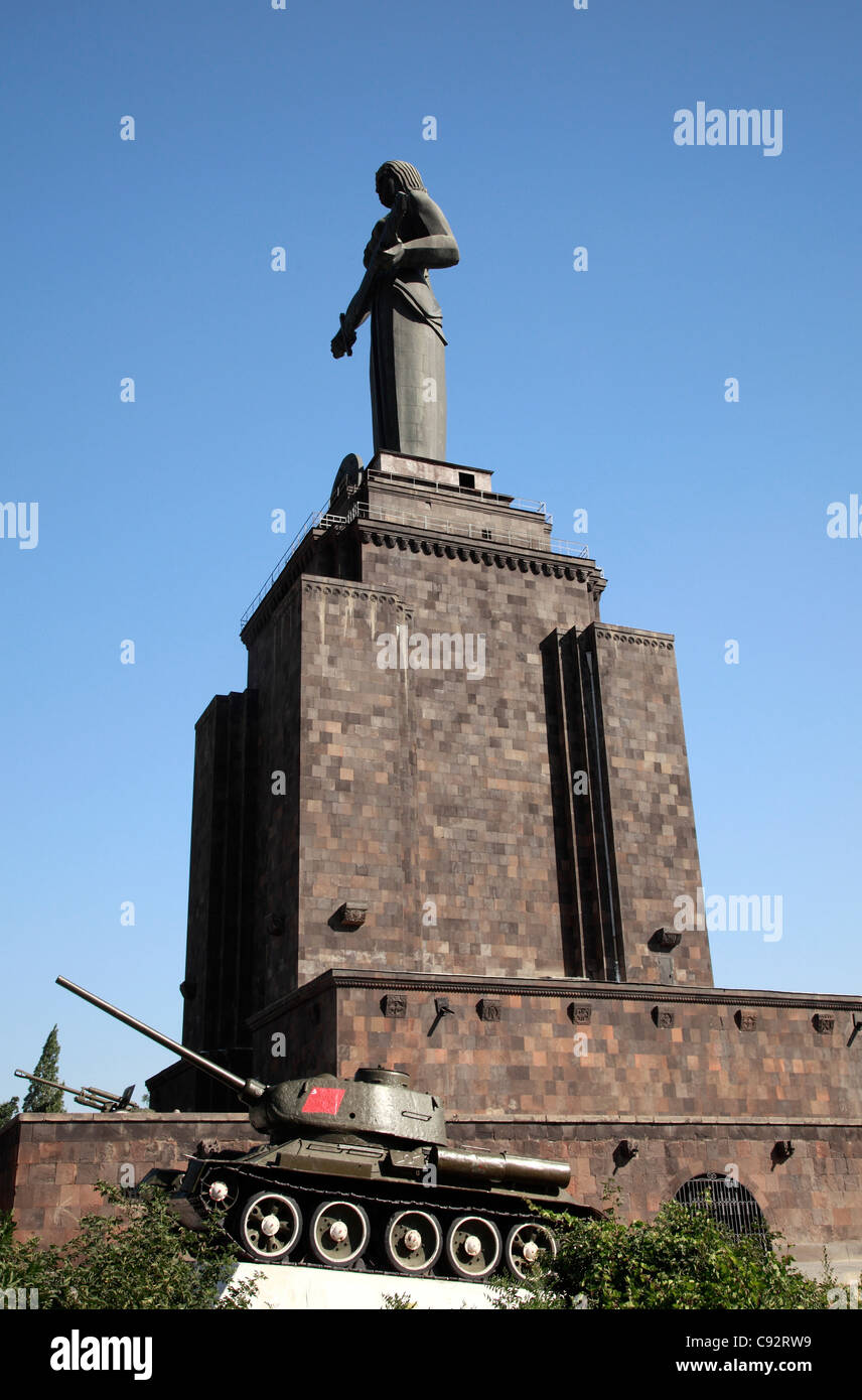 Mutter Armenien ist die weibliche Personifizierung von Armenien, steht eine Statue von denen im Park des Sieges mit Blick über die Stadt. Stockfoto