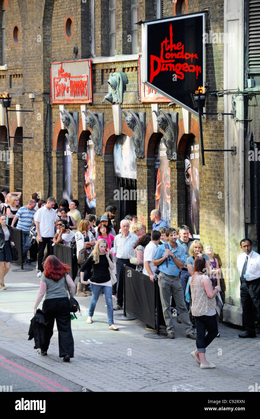 Auf der Suche Gruppe von Menschen in der Schlange, um Karten zu kaufen London Dungeon Besucherattraktion Tooley Street London England UK eingeben warten Stockfoto