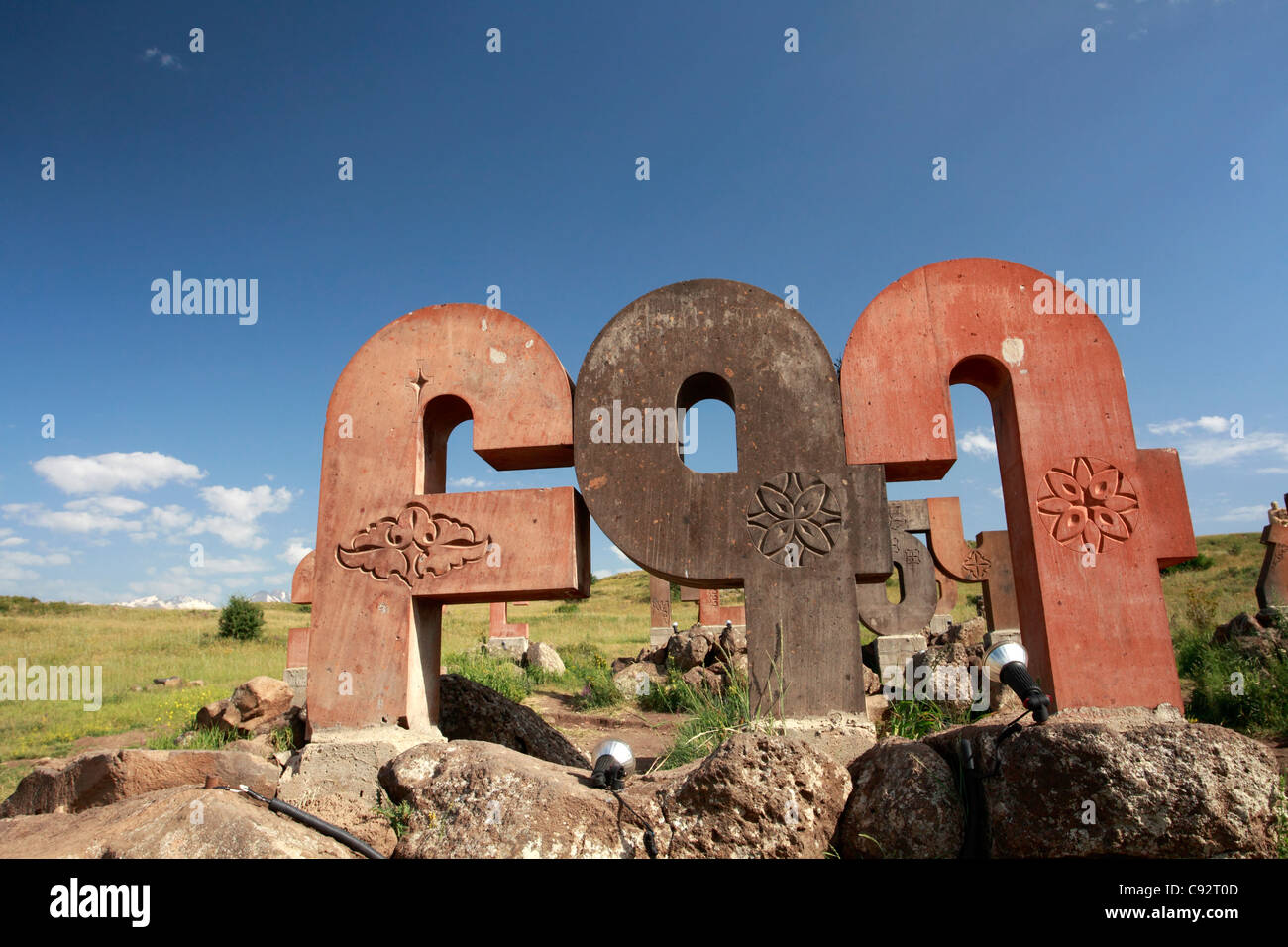 Die Park Buchstaben besteht aus Buchstaben des armenischen Alphabets mit einer Statue des Gründers Saint Mesrob in der Nähe von Mount Stockfoto