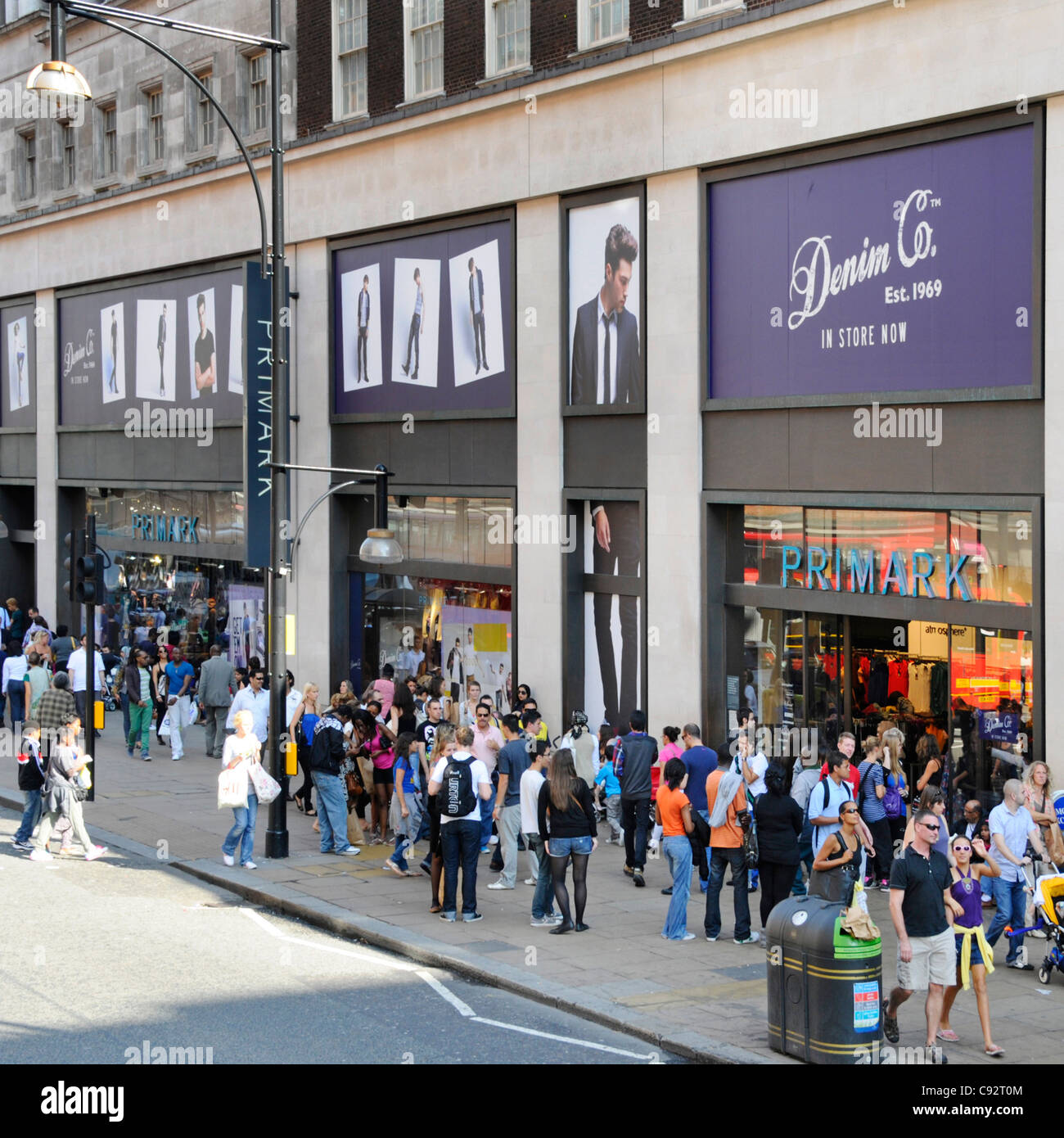 Käufer außerhalb Primark Clothing Store in der Oxford Street London Shopping Street West End London England Großbritannien Stockfoto