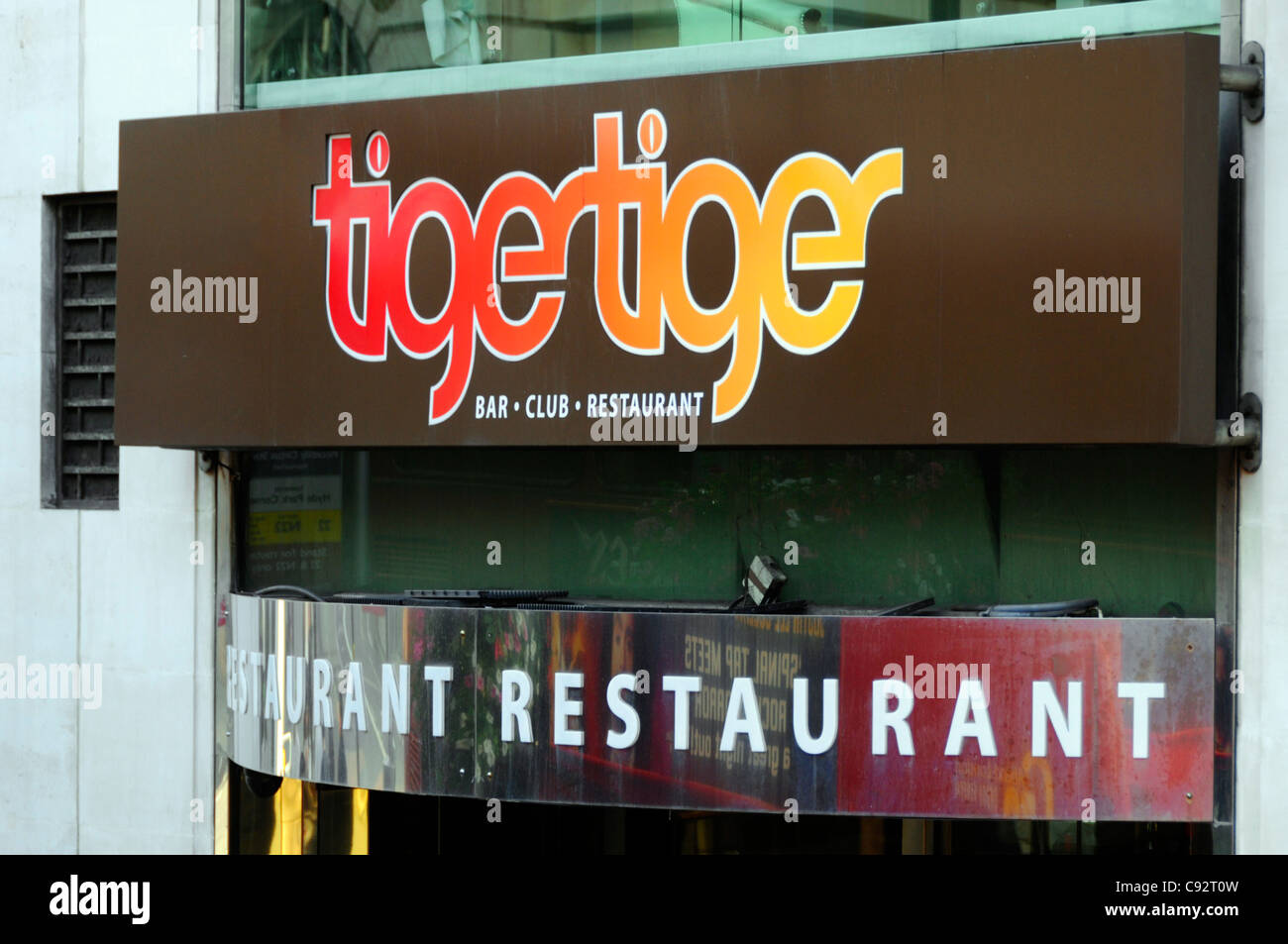 Äußeres Zeichen über dem Eingang für den Tiger Tiger Nachtclub oder Night Club Restaurant bar Komplex in Haymarket London West End England Großbritannien Stockfoto