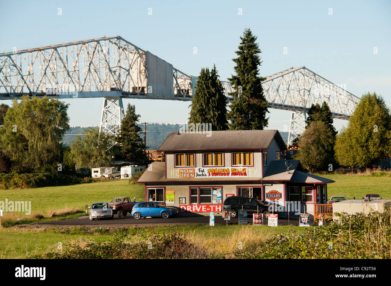 Fat Jack Tabak Hütte fahren durch Lewis und Clark Bridge Columbia River Longview Washington State USA Stockfoto