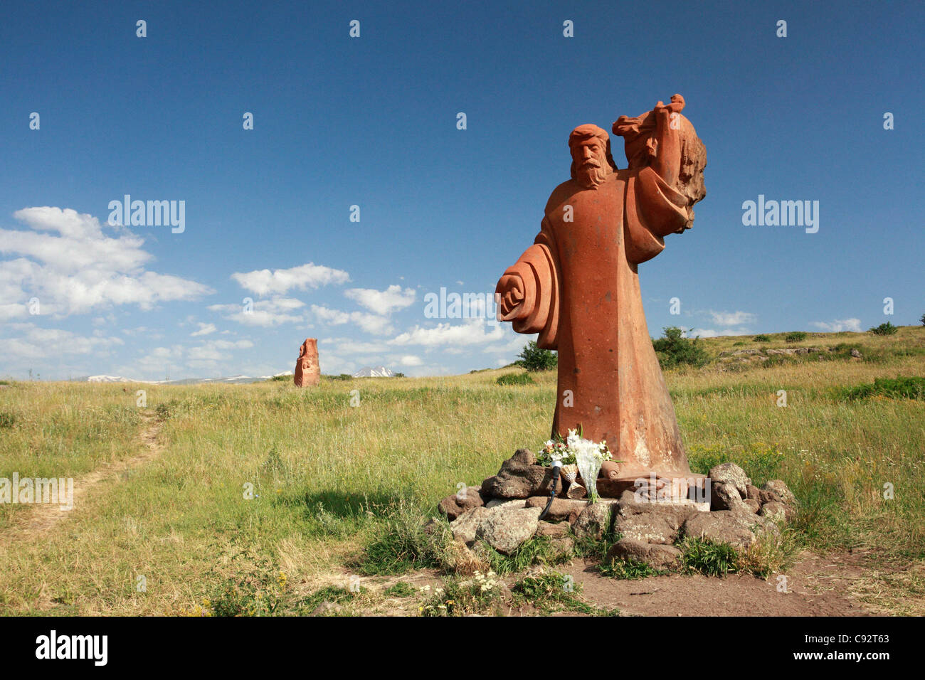 Die Park Buchstaben besteht aus Buchstaben des armenischen Alphabets mit einer Statue des Gründers Saint Mesrob in der Nähe von Mount Aragats. Stockfoto