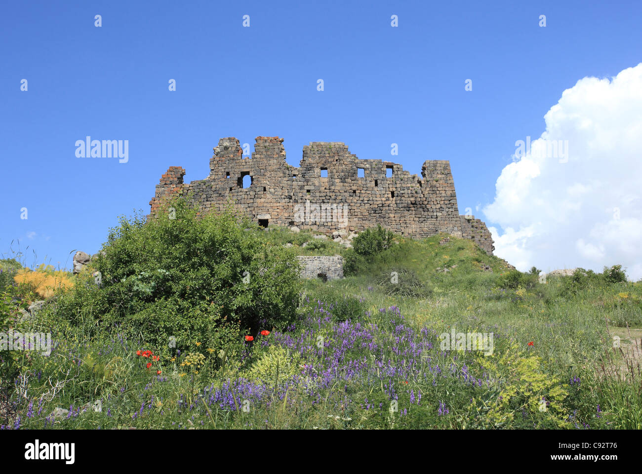 Amberd ist ein 7. Jahrhundert armenische Festung, dessen Name bedeutet "Festung in den Wolken". Stockfoto