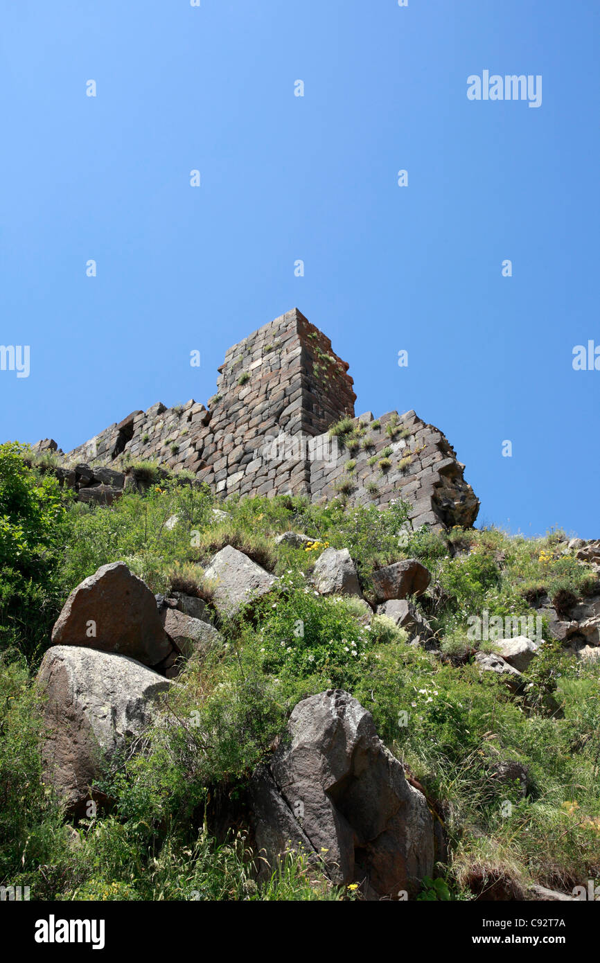 Amberd ist ein 7. Jahrhundert armenische Festung, dessen Name bedeutet "Festung in den Wolken". Stockfoto