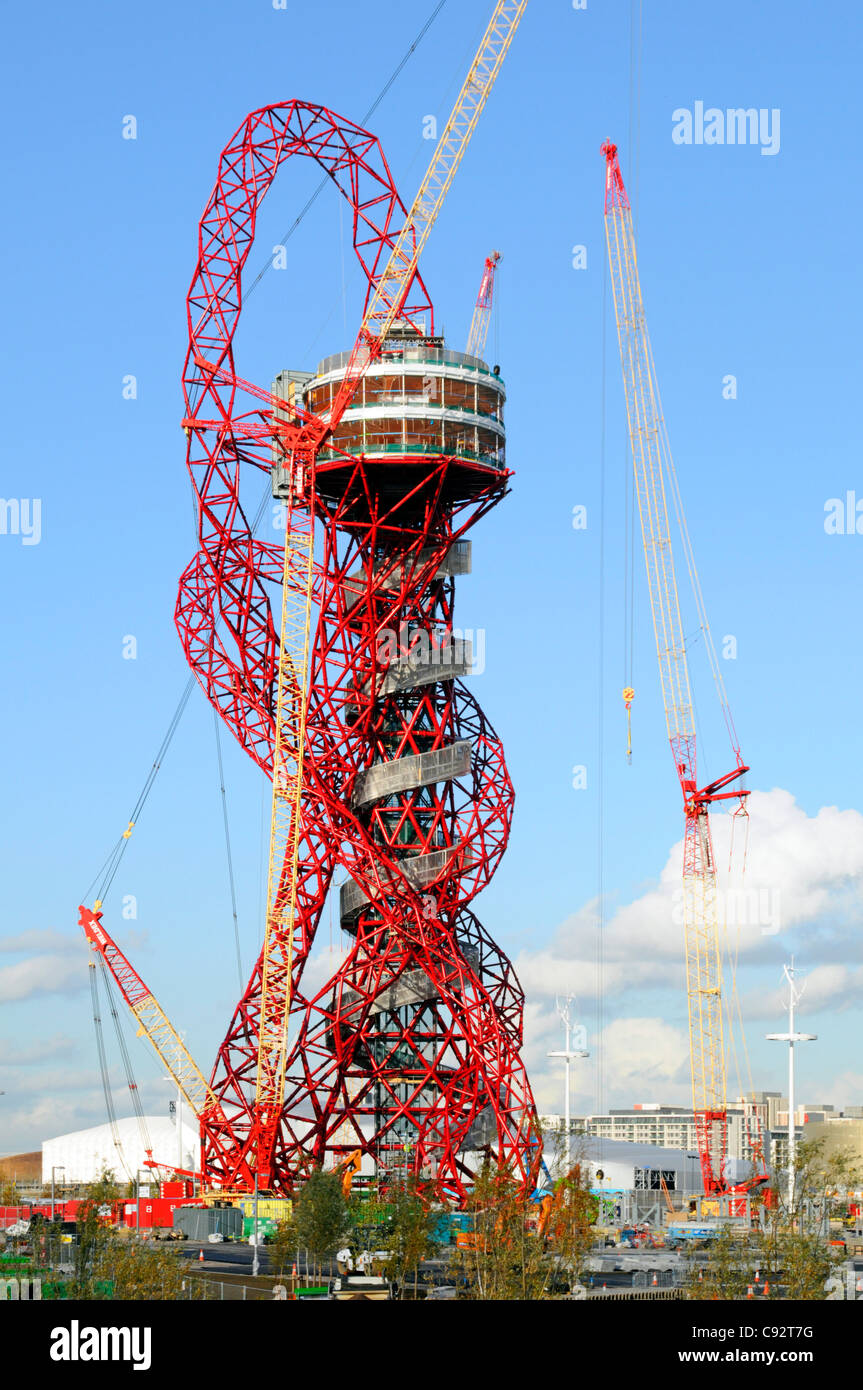 ArcelorMittal Orbit Turm Struktur & Aussichtsplattform nähert sich der Fertigstellung Baustelle Kräne am abschließenden Stadium der Olympischen Spiele 2012 in London Skulptur Stockfoto