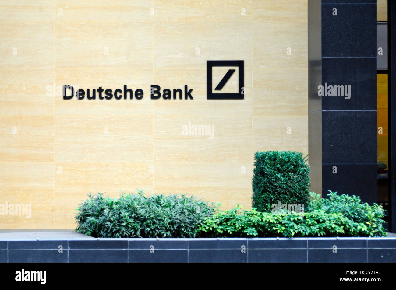 Deutsche Bank Anmelden & Logo auf Bürogebäude Wand im Financial District Square Mile der Stadt London England Großbritannien Stockfoto