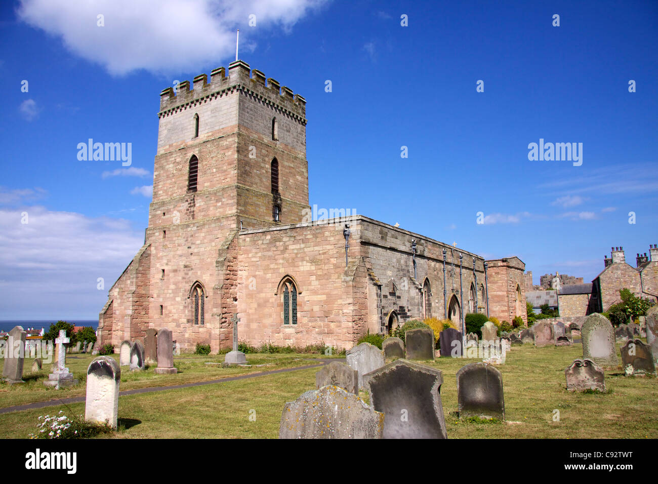 Der Kirchhof der St. Aidan Kirche in Bamburgh enthält das Grab und Denkmal der Grace Darling eine Heldin erinnert Stockfoto