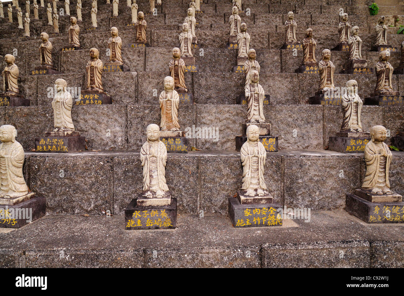 Shinto und Buddhistische Schreine sind häufig in den Städten Japans. Die Statuen sind oft mit Stoff auf speziellen drapiert. Stockfoto
