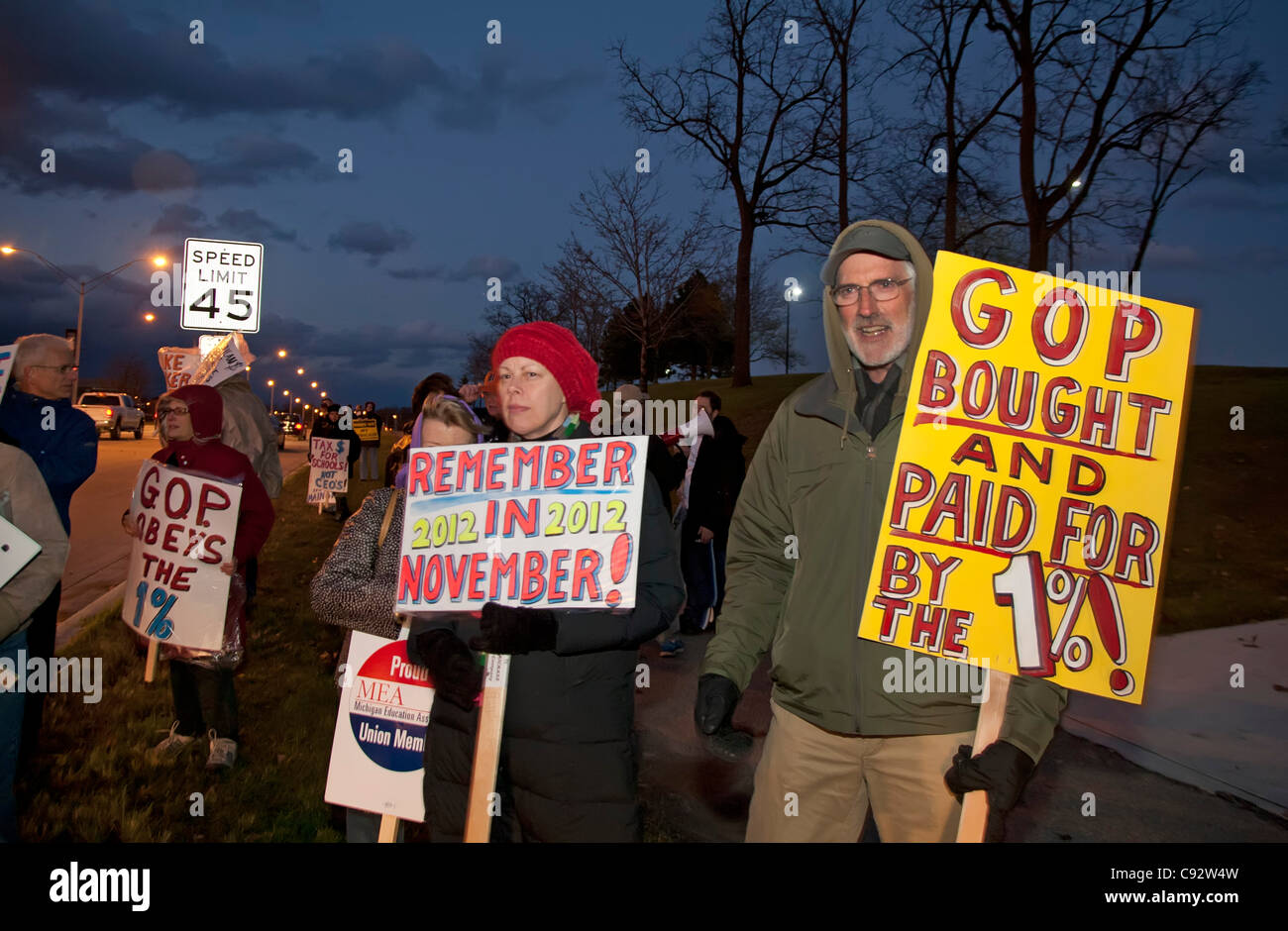 Auburn Hills, Michigan - Menschen Streikposten außerhalb der republikanische Präsidentschafts-Debatte an der Oakland University. Stockfoto