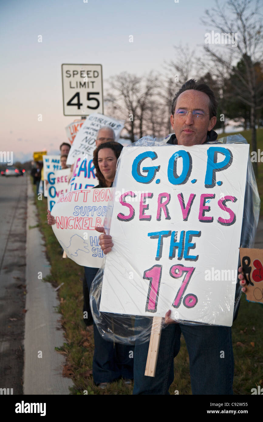 Auburn Hills, Michigan - Menschen Streikposten außerhalb der republikanische Präsidentschafts-Debatte an der Oakland University. Stockfoto