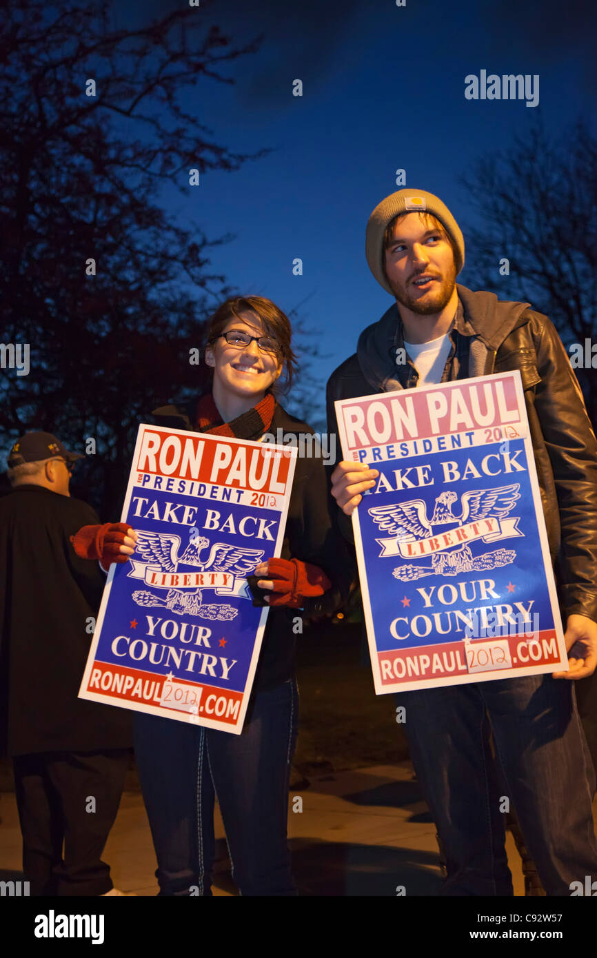 Auburn Hills, Michigan - Ron Paul Unterstützer fördern ihren Kandidaten außerhalb der republikanische Präsidentschafts-Debatte an der Oakland University. Stockfoto