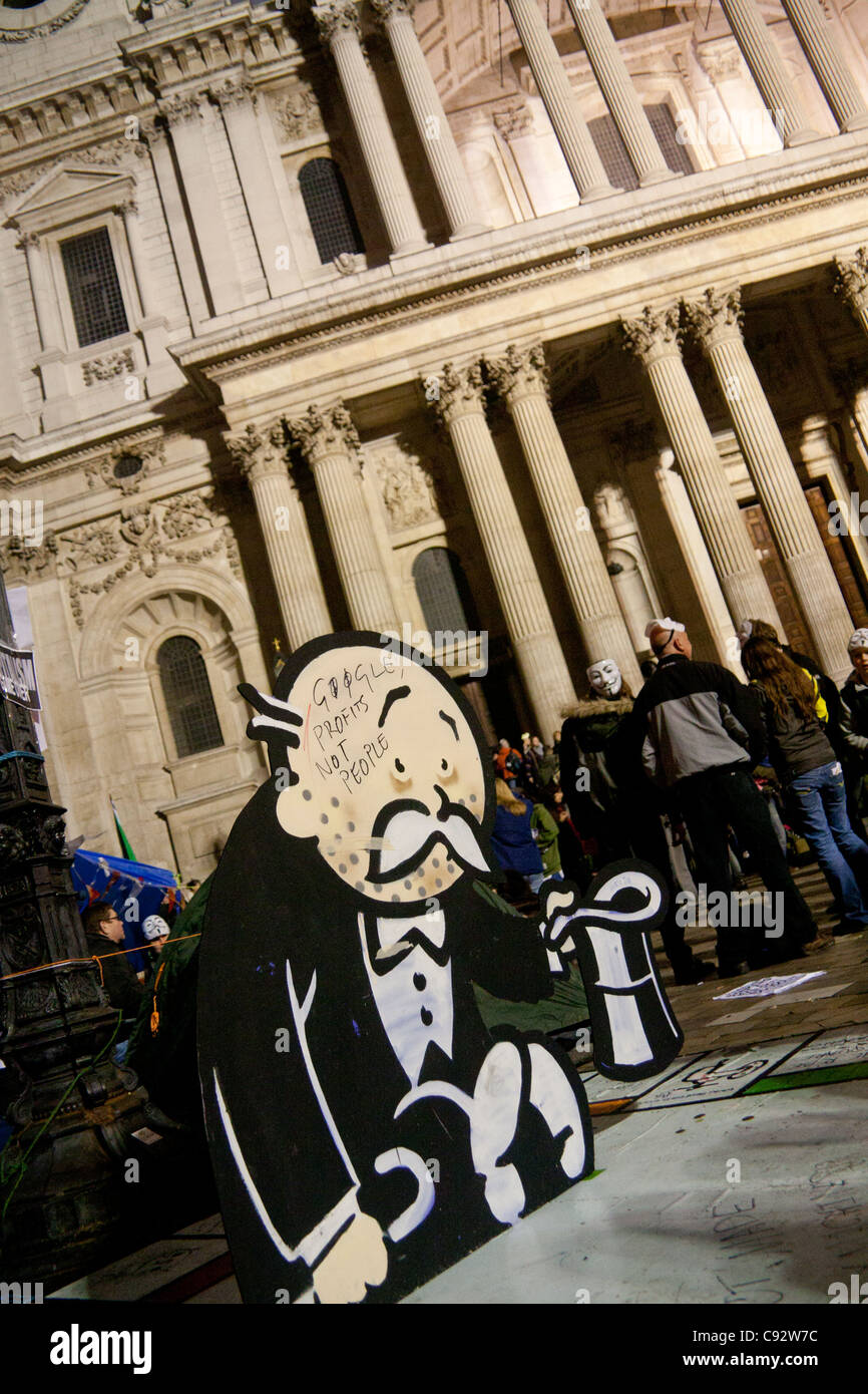 London-Protest vor dem St. Pauls Kathedrale Butler Figur, Hut mit Slogan "Google Gewinne nicht Menschen" London zu besetzen Stockfoto