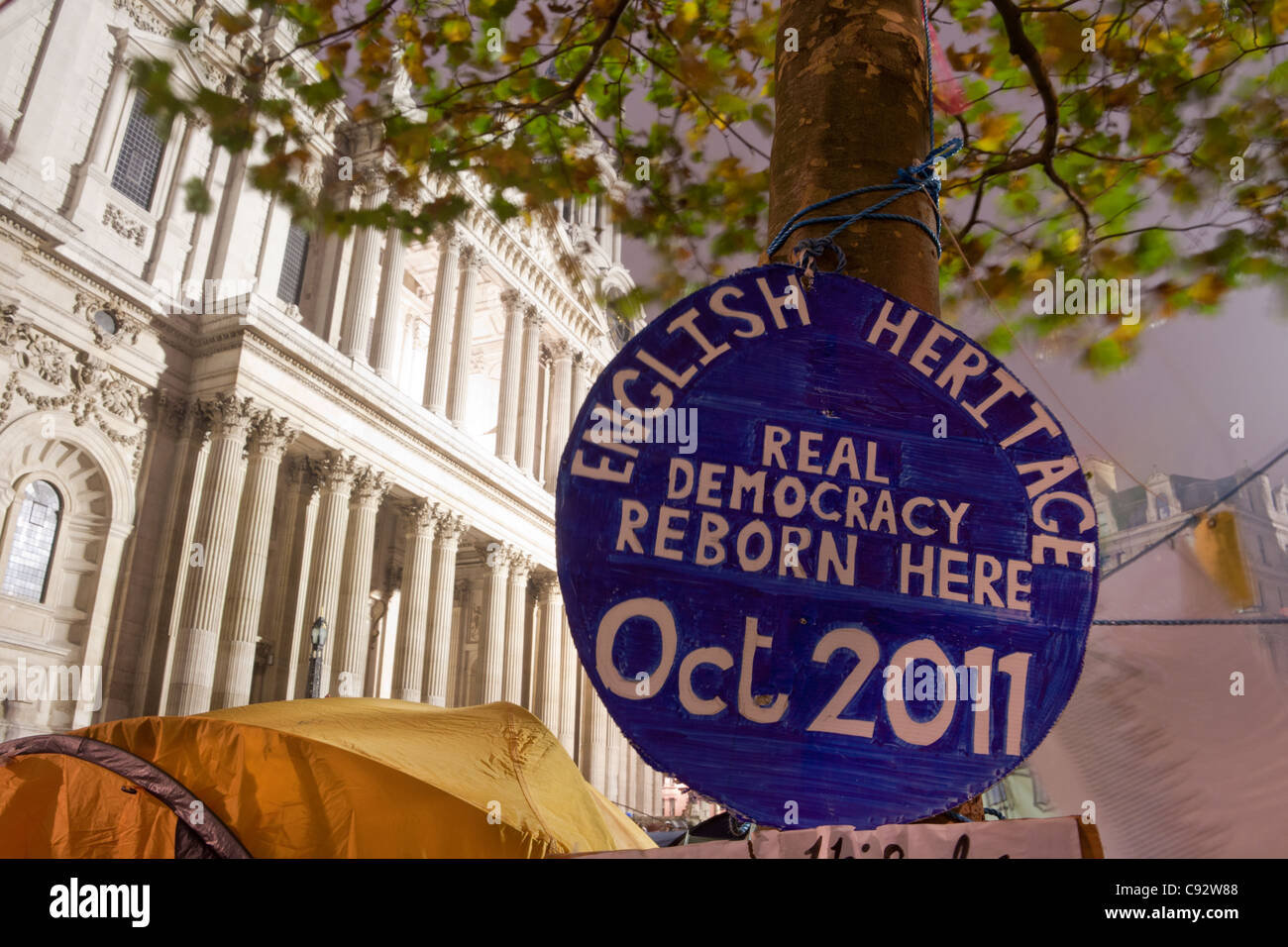 Spoof English Heritage blue Plaque Occupy London protest Camp St Pauls Cathedral London England UK Stockfoto