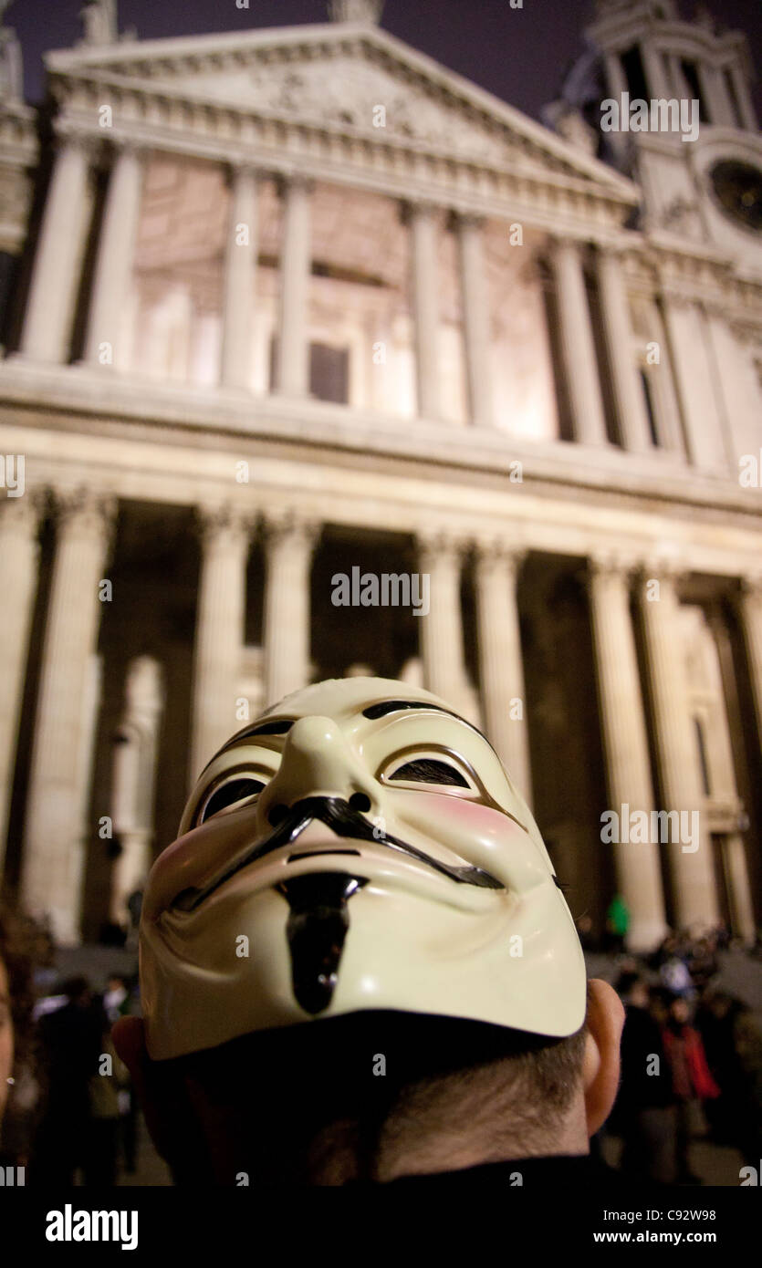 Guy Fawkes Maske auf Rückseite der Demonstrant Kopf besetzen London-Protest-Camp bei Nacht St Pauls Cathedral London England UK Stockfoto