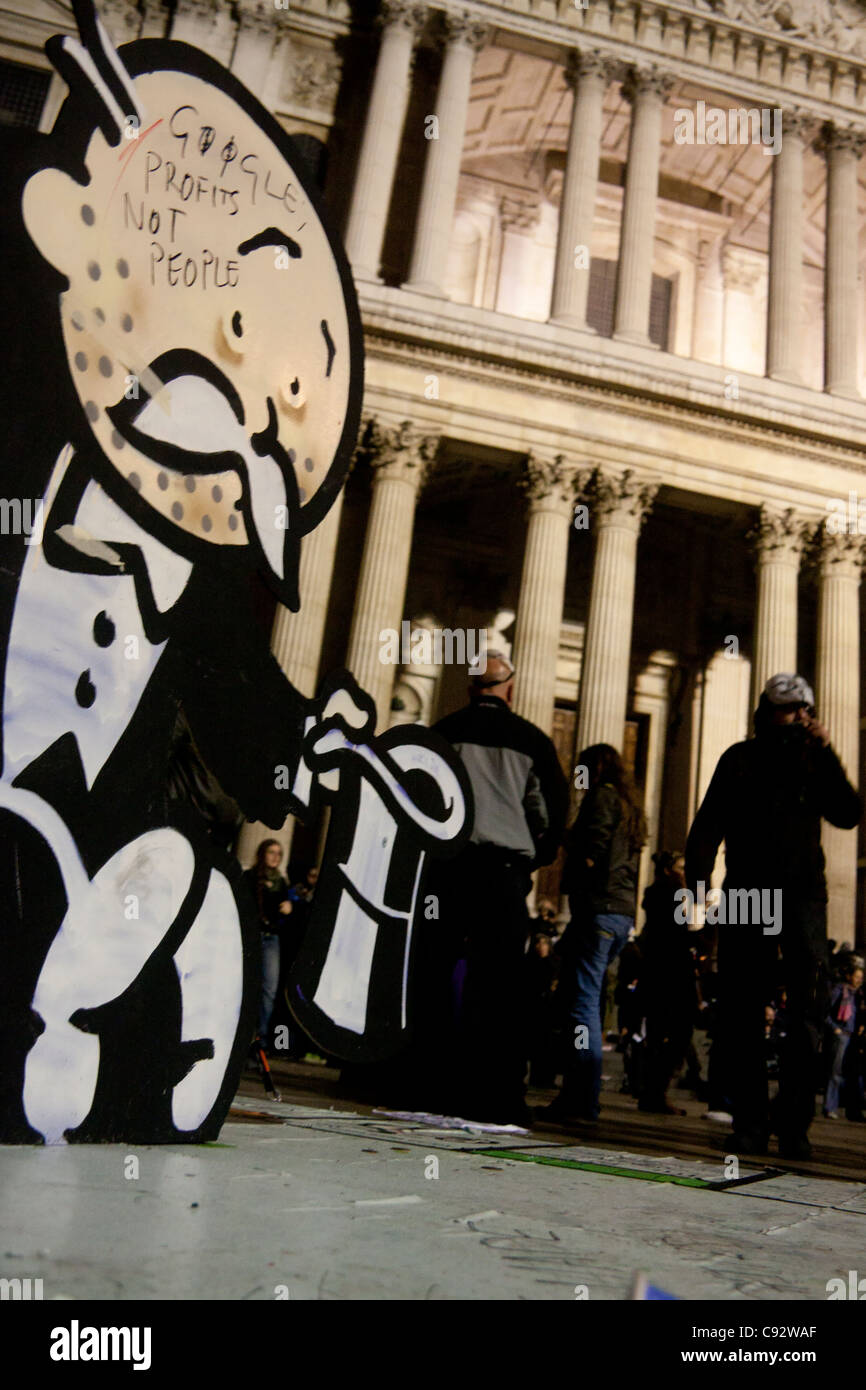 London-Protest vor dem St. Pauls Kathedrale Butler Figur, Zylinderhut mit Slogan "Google Gewinne nicht Menschen" zu besetzen Stockfoto